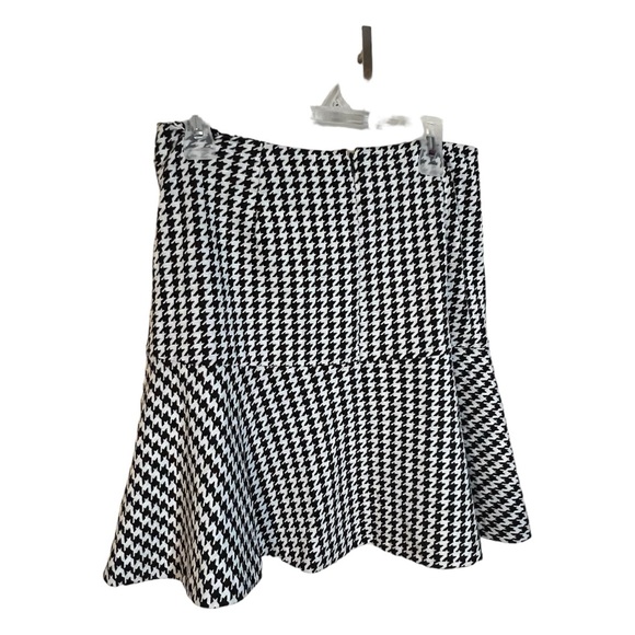A houndstooth skirt by 89th & Madison in a size 8 - Picture 5 of 6